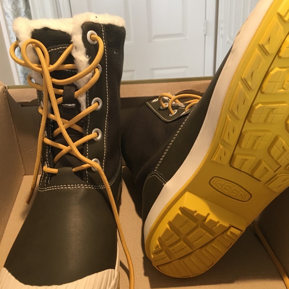 Brand New never worn Keen Elsa boots size 8.5
